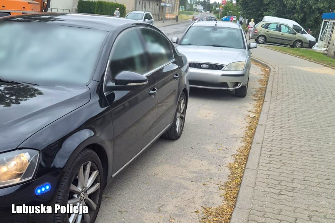 Chcieli uniknąć kontroli. Teraz grozi im wysoka grzywna Wszystko wydarzyło się na oczach policjantów. Dwie osoby mają problem Chcieli uniknąć kontroli. Teraz grozi im wysoka grzywna Wszystko wydarzyło się na oczach policjantów. Dwie osoby mają problem