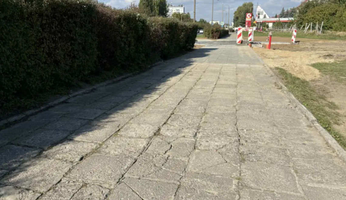 Chodnik jak tor przeszkód. Miasto odpowiada na skargi mieszkańców Chodnik jak tor przeszkód. Miasto odpowiada na skargi mieszkańców