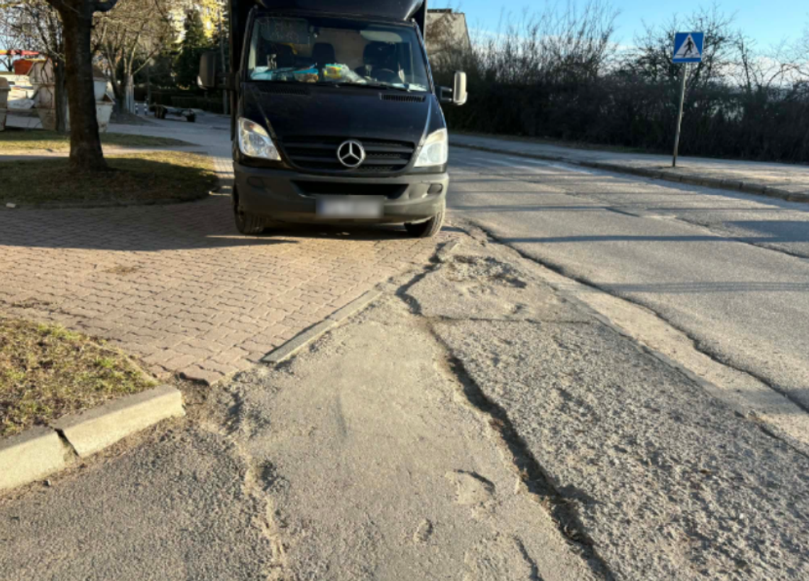 „Chodnik to nie parking”. Kierowca w Gorzowie zablokował przejście pieszym „Chodnik to nie parking”. Kierowca w Gorzowie zablokował przejście pieszym