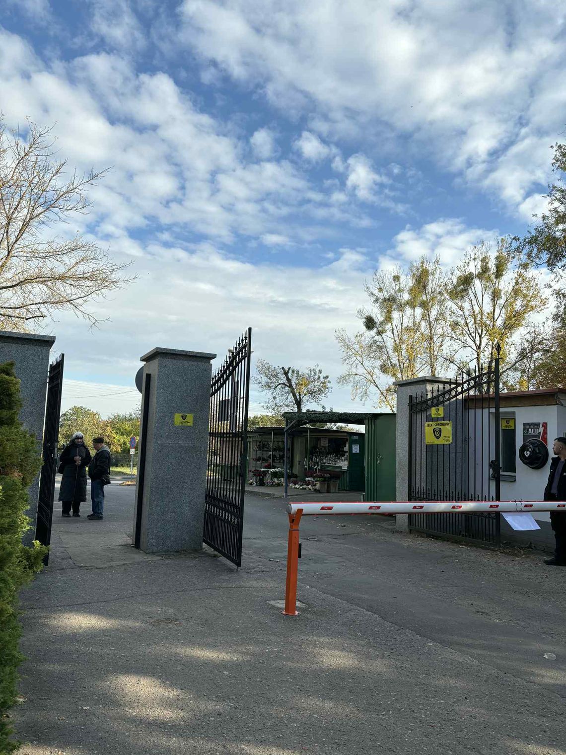 Cmentarz przy Żwirowej zamknięty dla samochodów. Zmiany przed 1 listopada