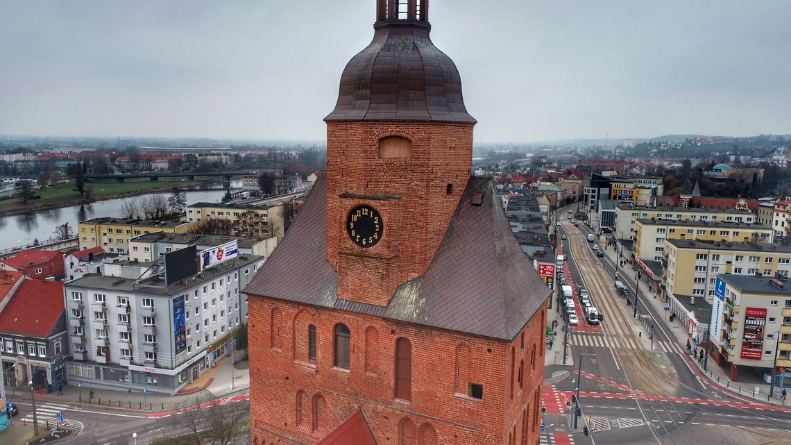 Brak wskazówek na tarczy katedralnego zegara razi mieszkańców. Nieszybko się to zmieni