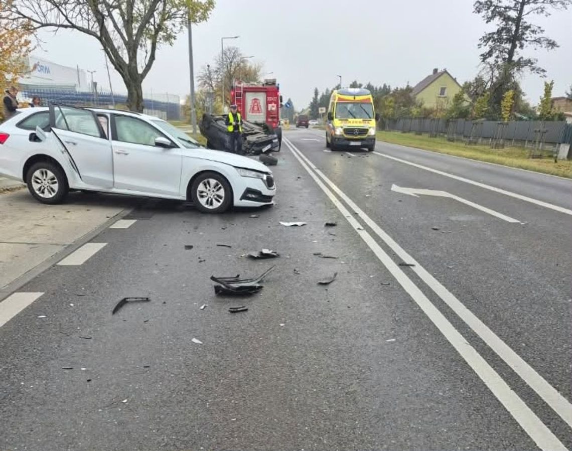Dachowanie na jednej z ulic Gorzowa. Dwa rozbite auta i akcja służb ratunkowych Dachowanie na jednej z ulic Gorzowa. Dwa rozbite auta i akcja służb ratunkowych