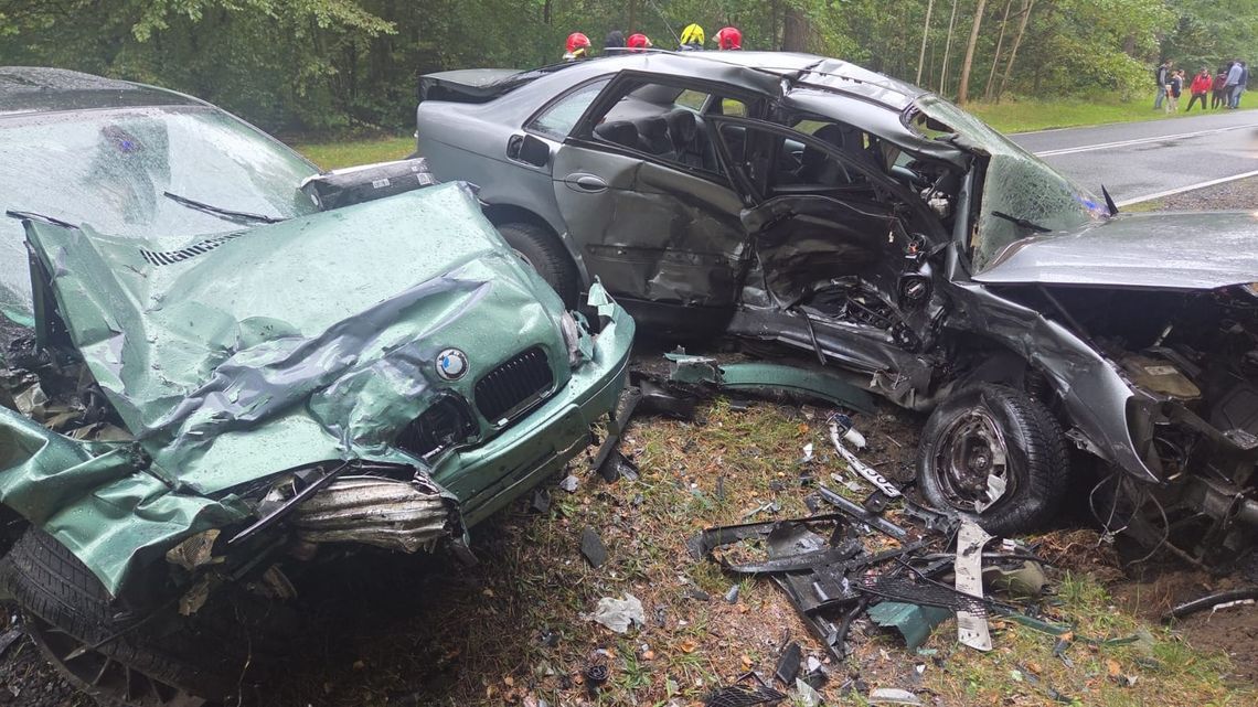 Dramat na drodze – jedna ofiara śmiertelna po czołowym zderzeniu osobówek Dramat na drodze – jedna ofiara śmiertelna po czołowym zderzeniu osobówek