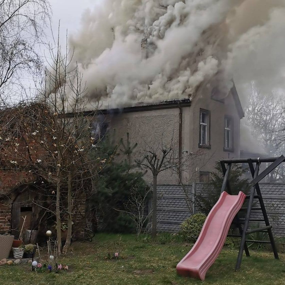 Dramatyczny pożar budynku mieszkalnego. Ogień objął dach i poddasze