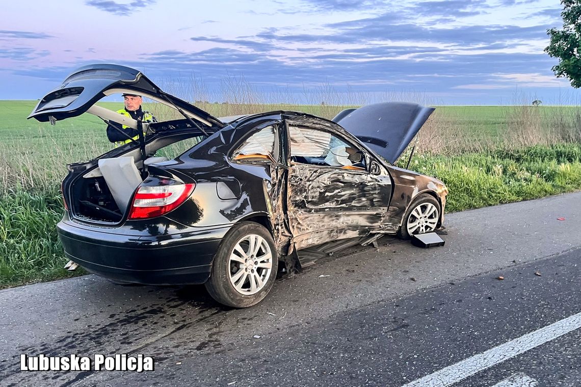 Dramatyczny wypadek pod Strzelcami. Dwie młode osoby ranne po uderzeniu w drzewo