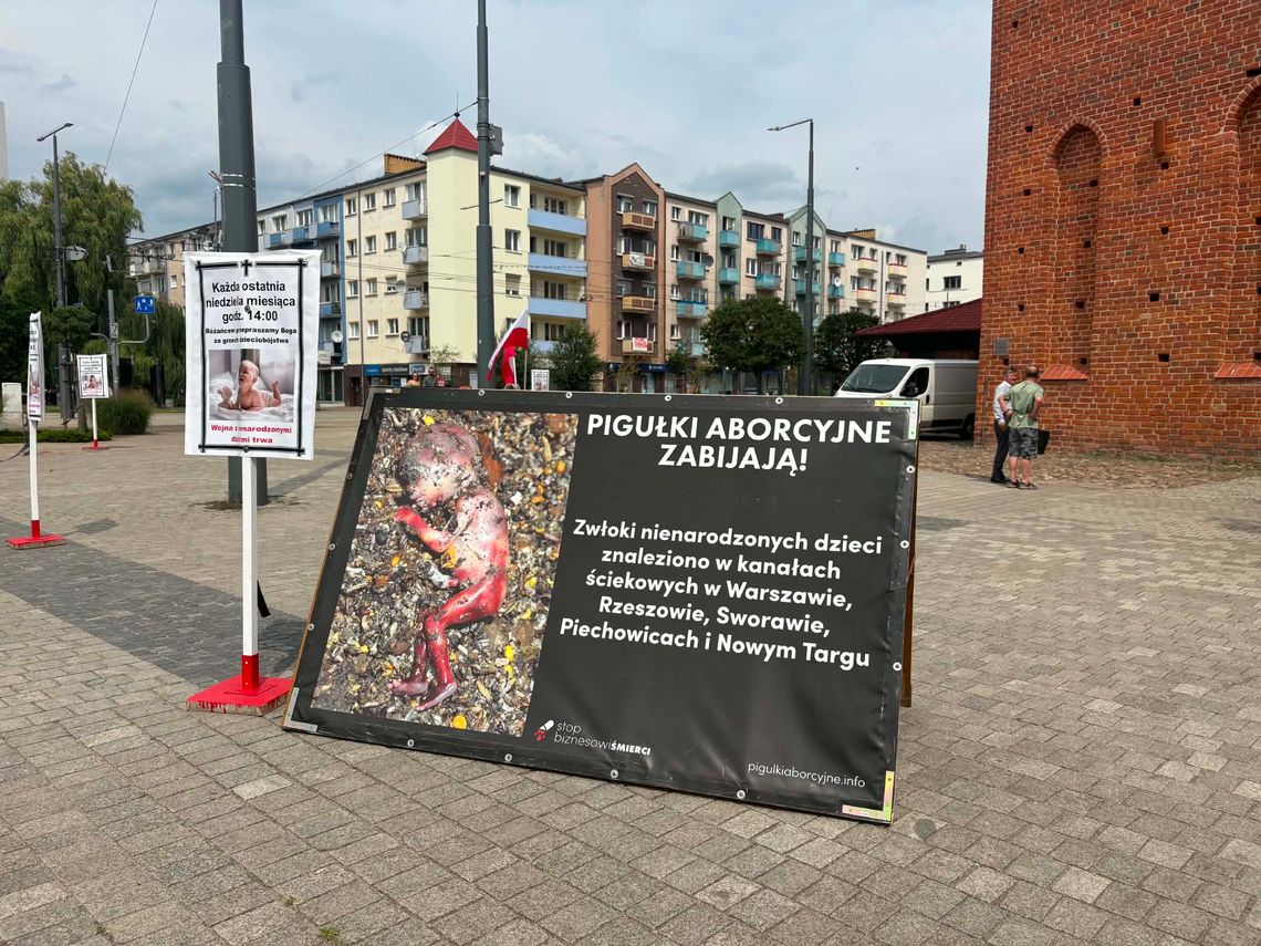 Drastyczne obrazy przed gorzowską katedrą. Mieszkańcy nie kryją oburzenia Drastyczne obrazy przed gorzowską katedrą. Mieszkańcy nie kryją oburzenia