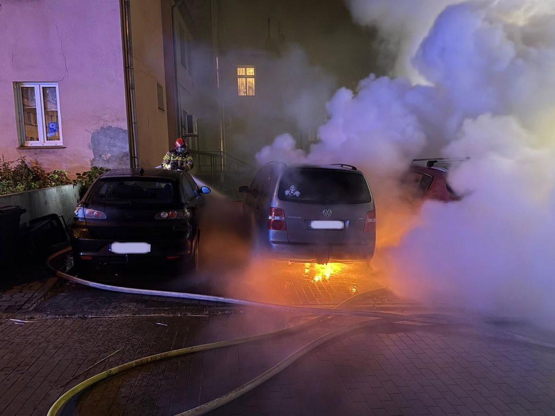 Dwa samochody stanęły w ogniu w środku nocy. Strażacy ruszyli do akcji