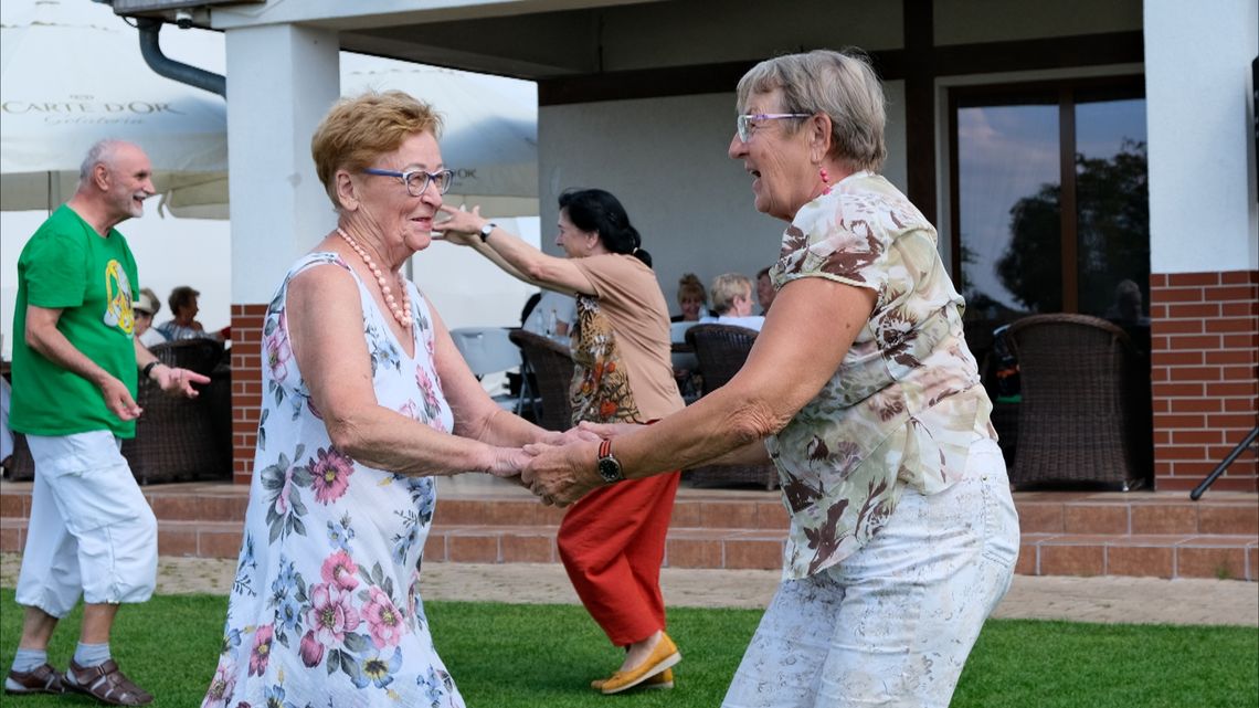 Seniorzy zapraszają na dyskoteki na polu golfowym