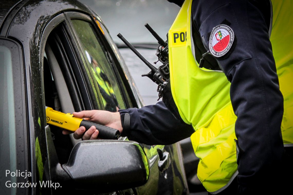 Ford zatrzymany do kontroli. W środku dwóch mężczyzn z problemami Ford zatrzymany do kontroli. W środku dwóch mężczyzn z problemami