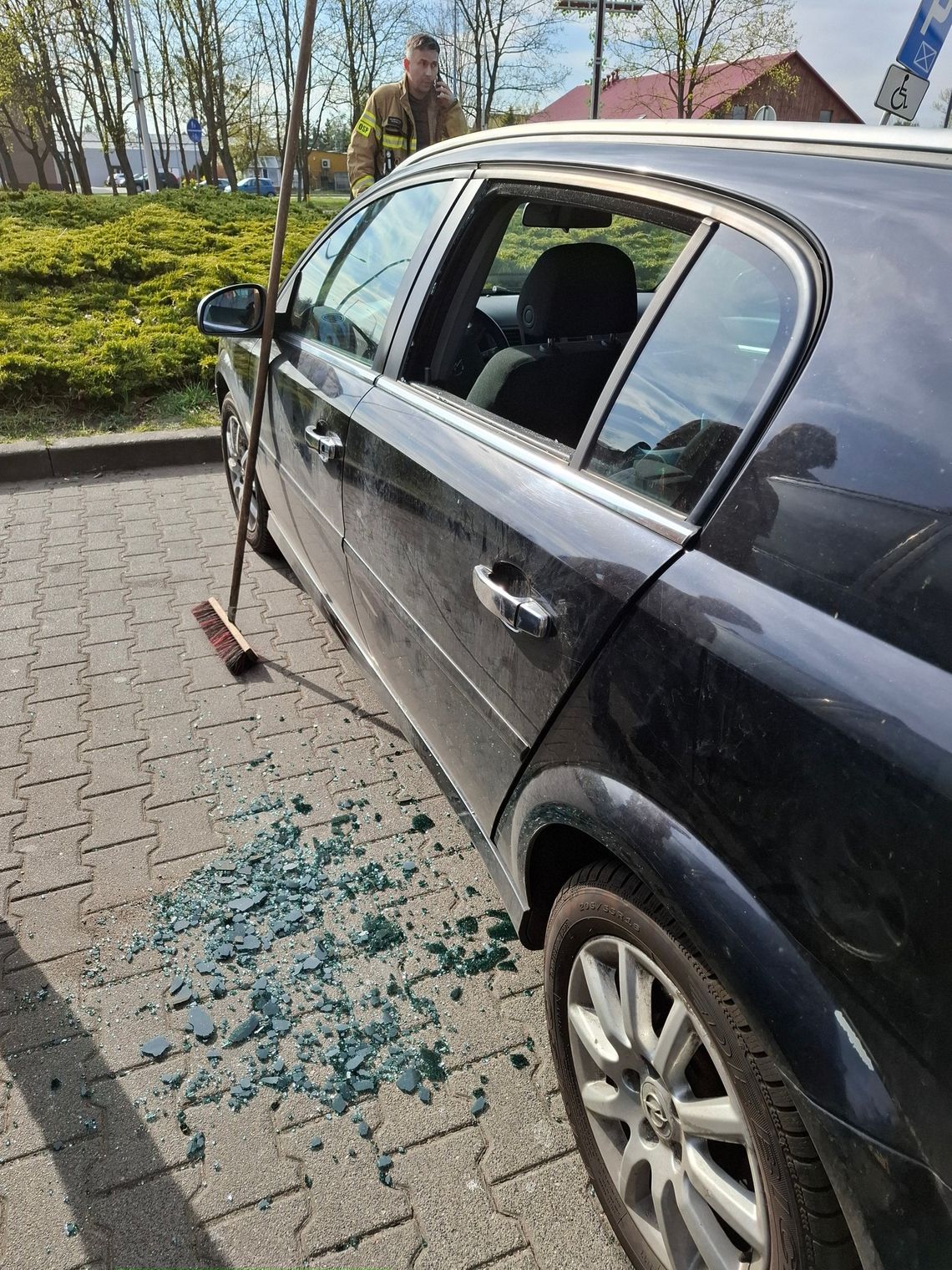 Groźna sytuacja z udziałem niemowlęcia. Bez wybicia szyby nie dało się pomóc