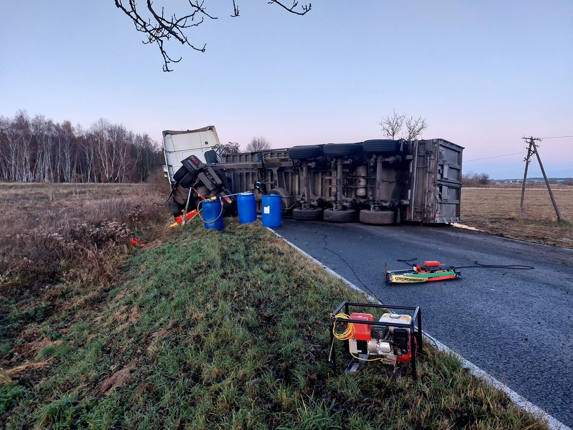 Groźne zdarzenie na trasie. Ciężarówka w rowie i wyciek substancji Groźne zdarzenie na trasie. Ciężarówka w rowie i wyciek substancji