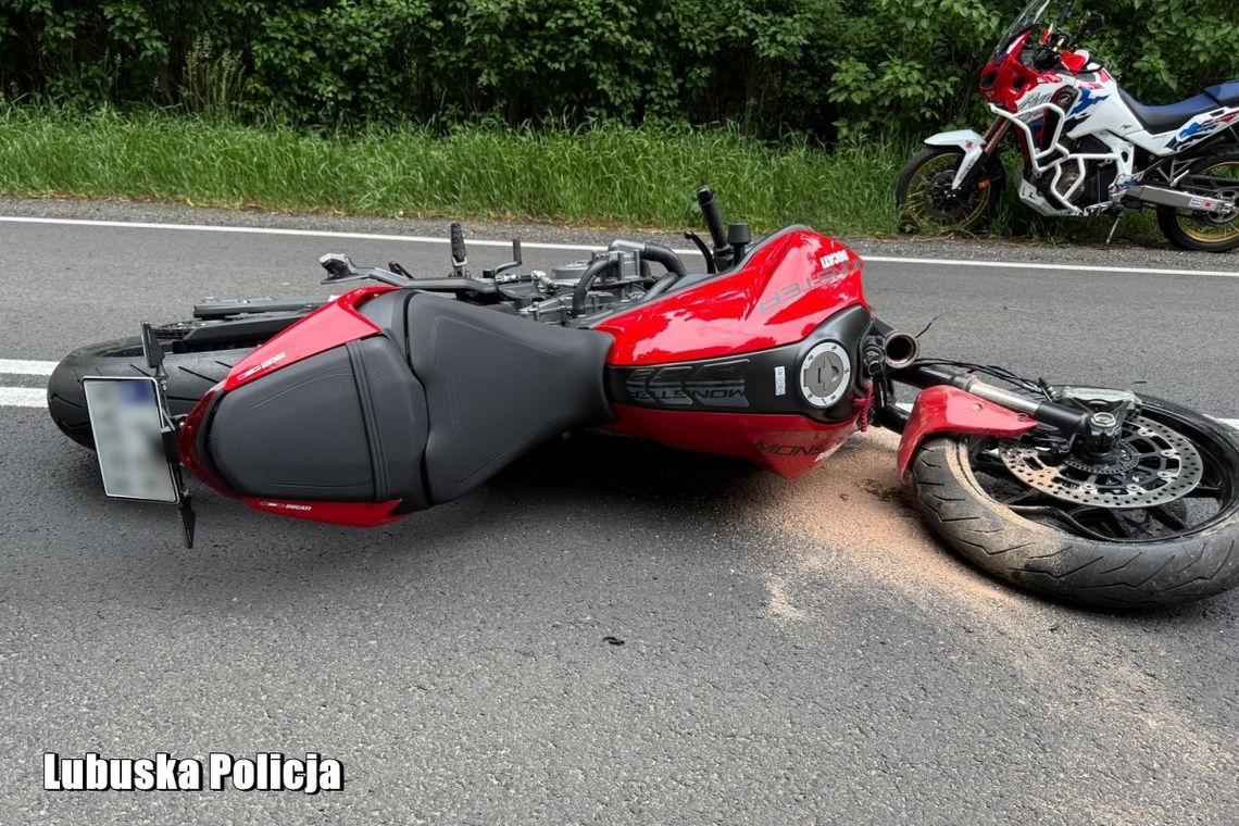 Groźne zderzenie motocykla z quadem. Dwie osoby trafiły do szpitala