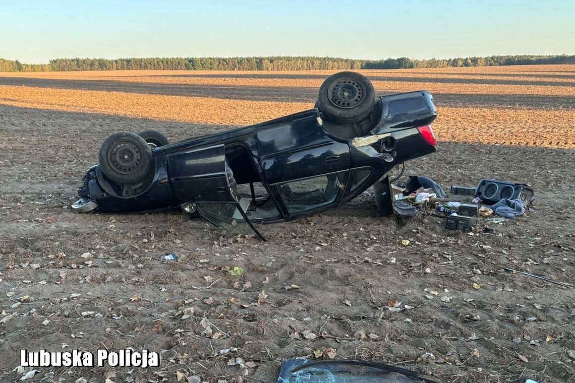 Groźnie wyglądające dachowanie w Lubuskiem. W aucie były dwie osoby Groźnie wyglądające dachowanie w Lubuskiem. W aucie były dwie osoby