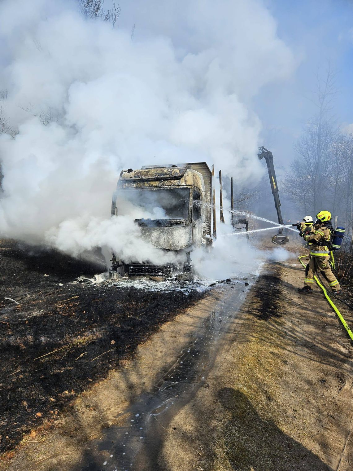 Groźny pożar i szybka akcja służb. Ogień rozprzestrzeniał się błyskawicznie