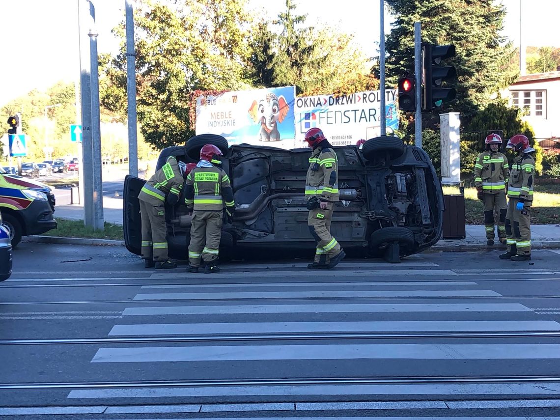 Groźny wypadek w Gorzowie. Samochód przewrócił się na bok