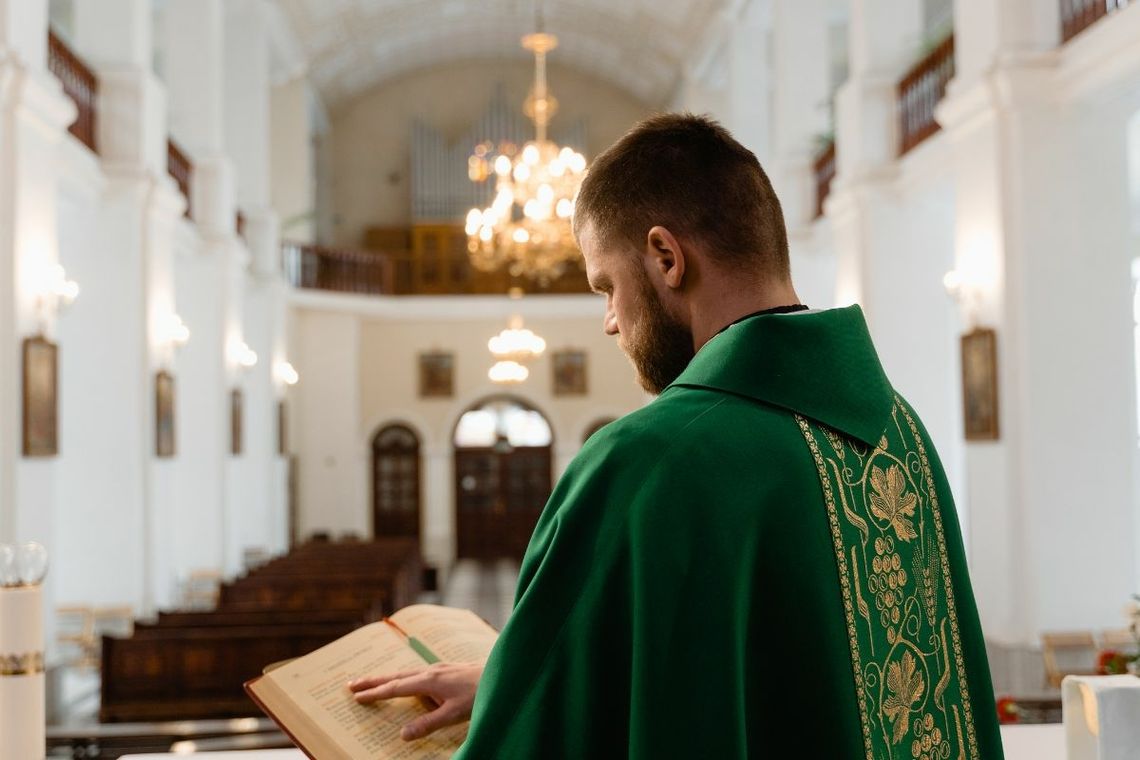 Ile damy księdzu, który przyjdzie do nas po kolędzie? Szaleństwa nie będzie [SONDAŻ]