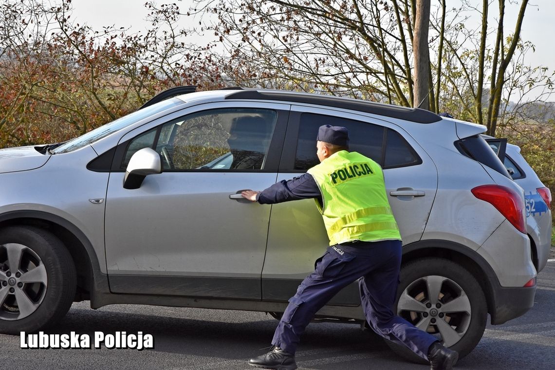 Kierowca opla próbował potrącić interweniującego policjanta! [zdjęcia]