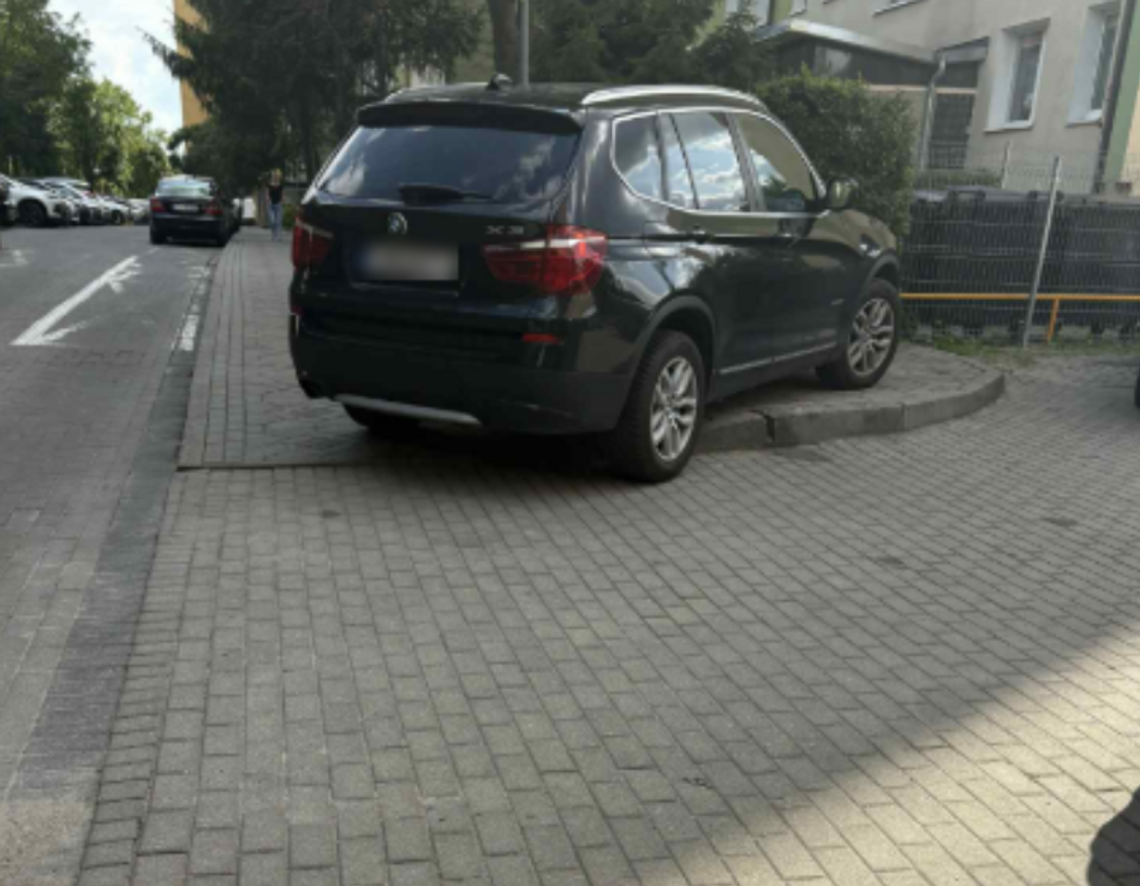 Kierowca zaparkował na środku chodnika. Mieszkańcy nie kryją irytacji