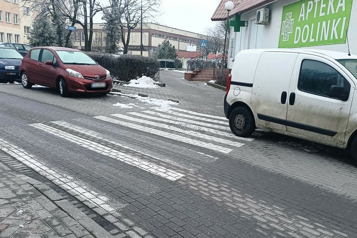 Kierowcy robią, co chcą. Parkują na przejściu dla pieszych!