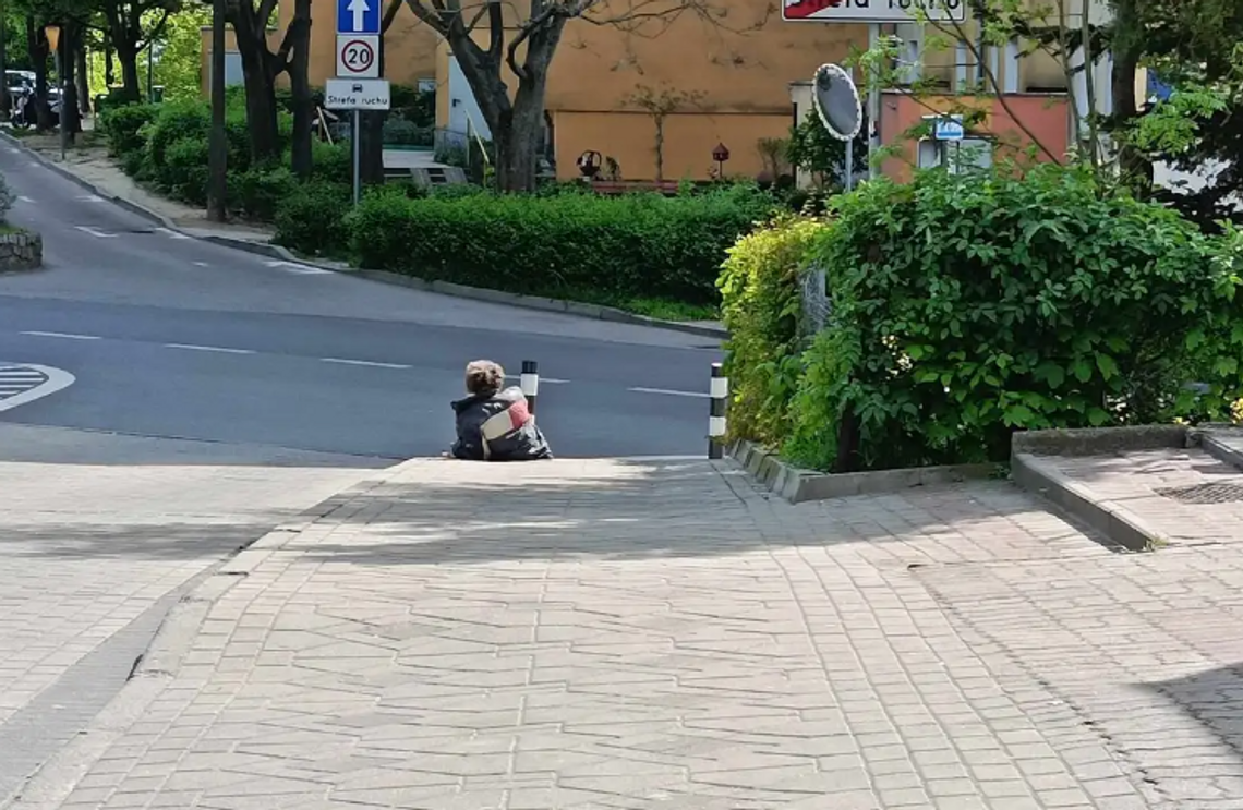 Kloszard na dobre zadomowił się na gorzowskim osiedlu!