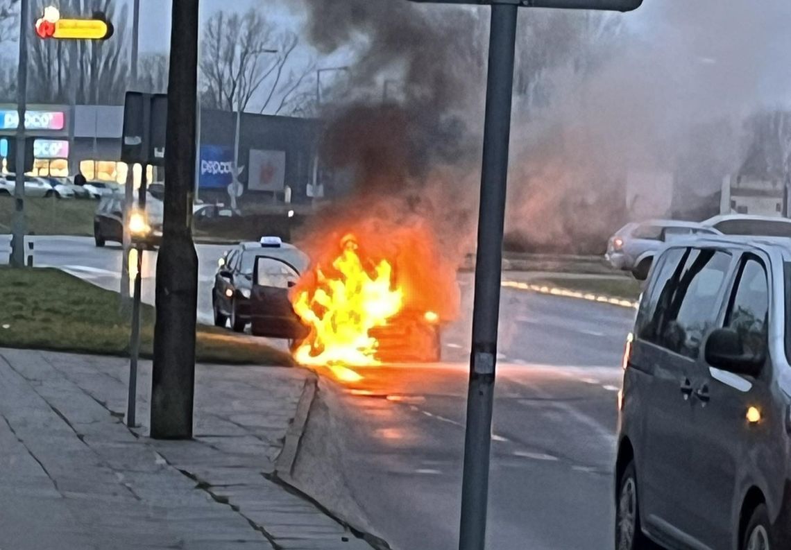 Kolejny samochód stanął w ogniu!