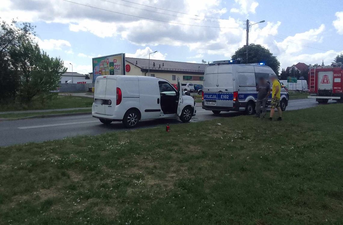 Kolizja dwóch samochodów. Na miejsce przyjechały służby ratunkowe