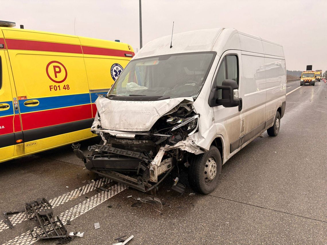 Kolizja na autostradzie A2. Bus uderzył w ciężarówkę