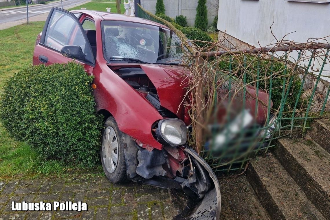 Kompletnie pijana wjechała autem w ogrodzenie