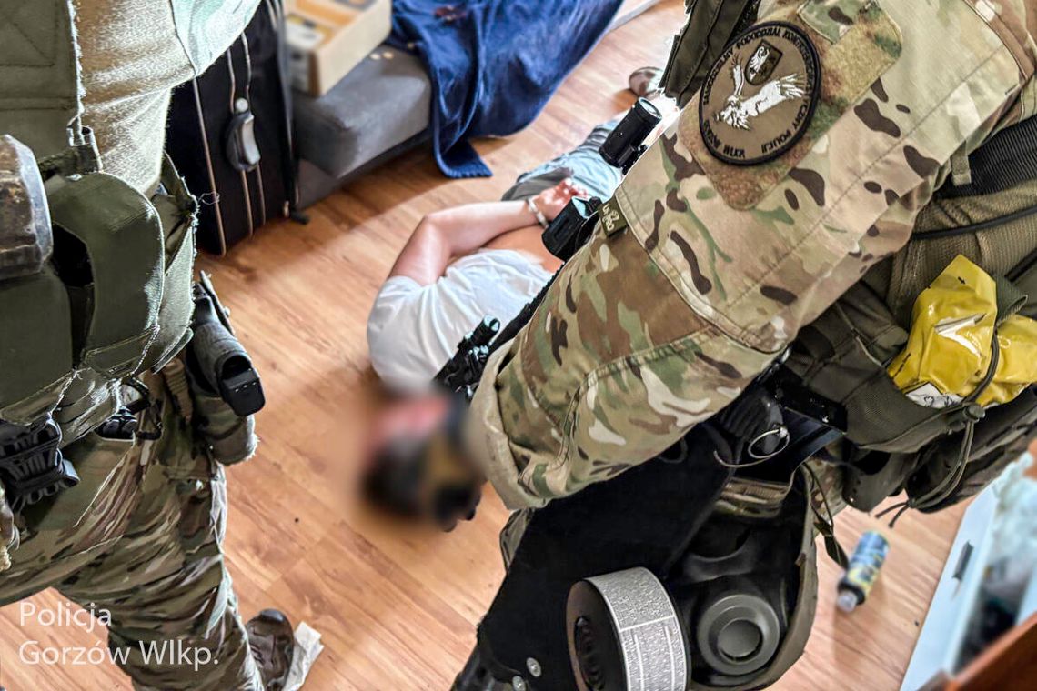 Kontrterroryści wkroczyli do mieszkania w Gorzowie. Zatrzymano dwóch mężczyzn Kontrterroryści wkroczyli do mieszkania w Gorzowie. Zatrzymano dwóch mężczyzn