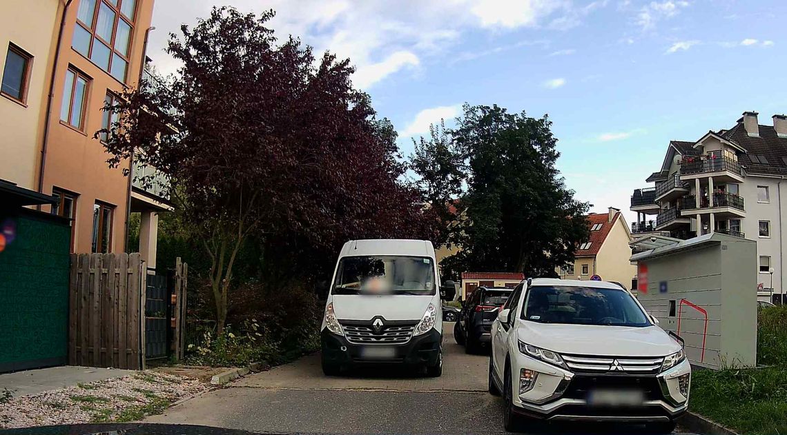 Kurierzy stają na środku drogi, a mieszkańcy stoją w korkach. „To trwa od miesięcy” Kurierzy stają na środku drogi, a mieszkańcy stoją w korkach. „To trwa od miesięcy”