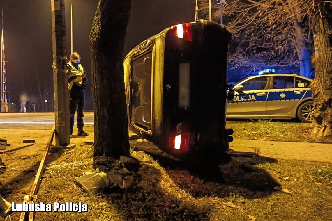 Mając dwa promile dachował na przejeździe kolejowym i uciekł – policjanci szybko zatrzymali pijanego kierowcę