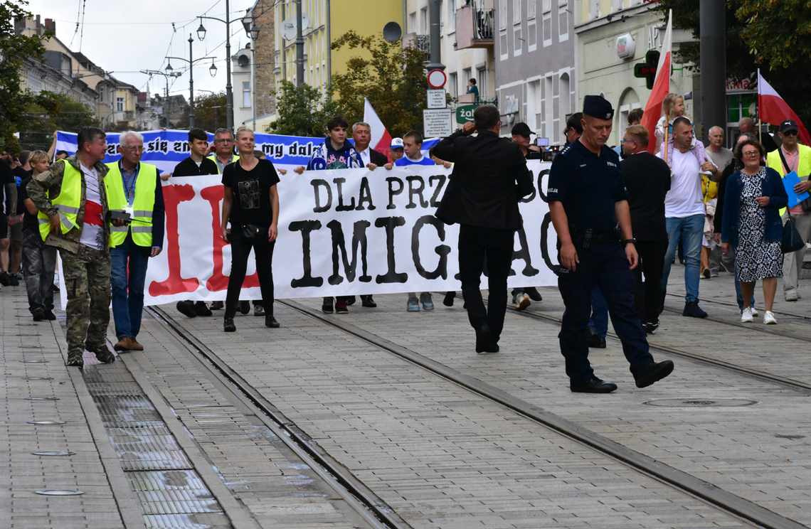 Marsz przeciwko imigrantom w Gorzowie – setki uczestników