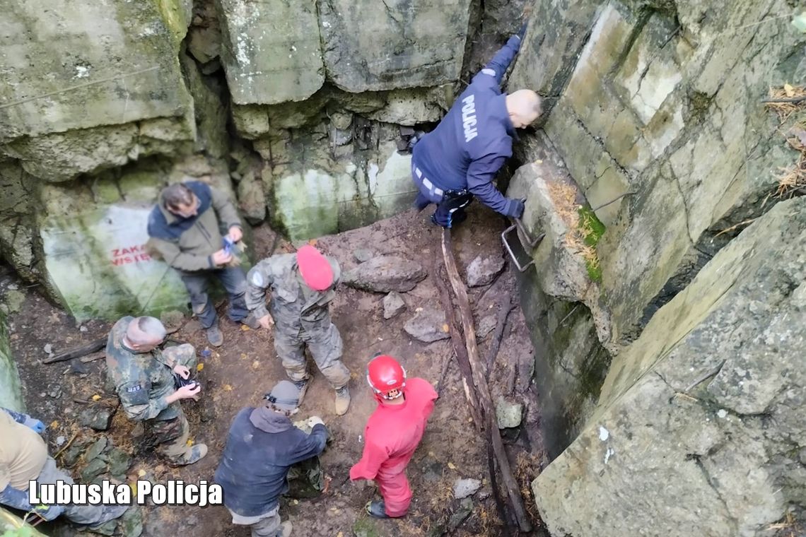 Mężczyzna dostał napadu padaczkowego – policjanci i strażacy w akcji ratunkowej w bunkrach z okresu II Wojny Światowej