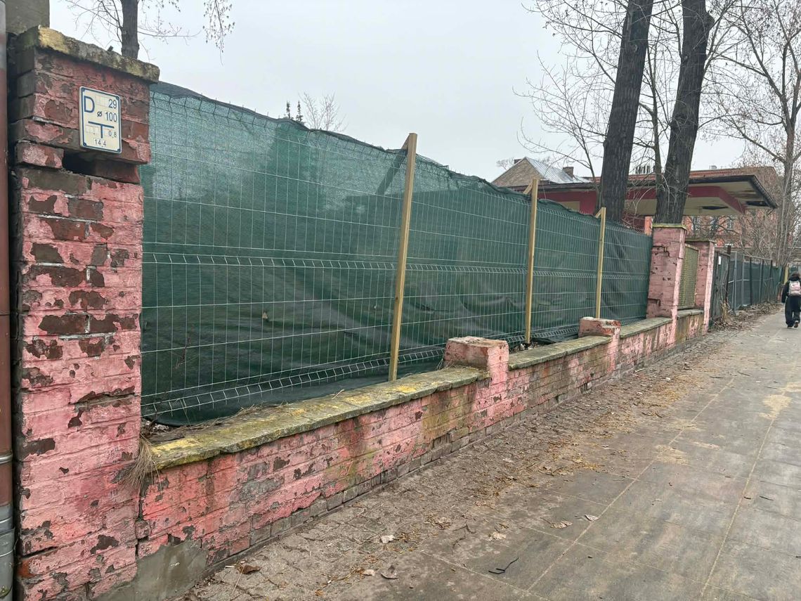 Mieszkańcy bali się o bezpieczeństwo. Po tej interwencji ogrodzenie zostało usunięte Mieszkańcy bali się o bezpieczeństwo. Po tej interwencji ogrodzenie zostało usunięte