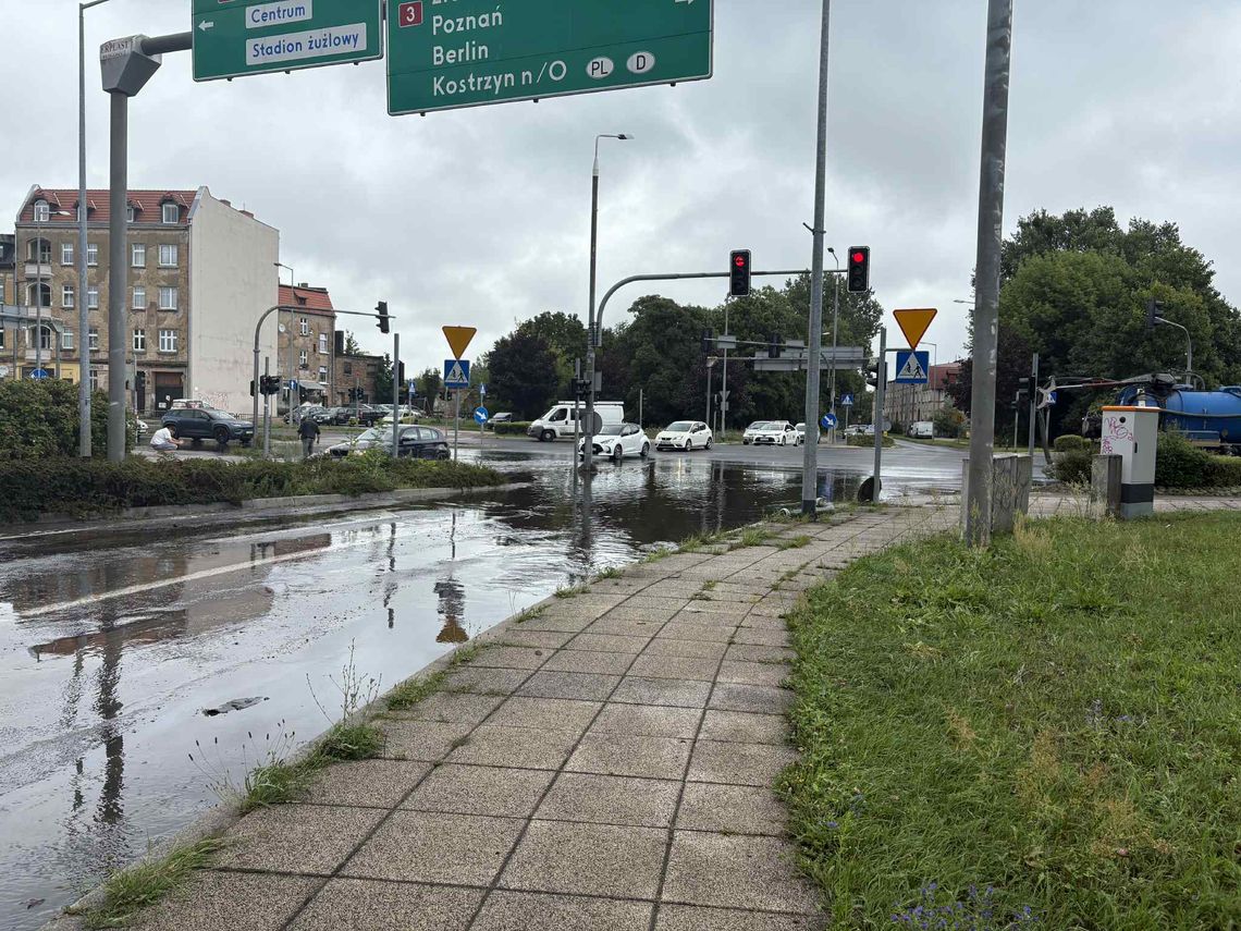 Mieszkańcy po kolana w wodzie. Problem powraca po każdej ulewie