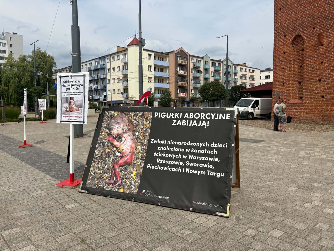 Modlitwa różańcowa przed katedrą w Gorzowie. Zgromadzenie w niedzielę Modlitwa różańcowa przed katedrą w Gorzowie. Zgromadzenie w niedzielę