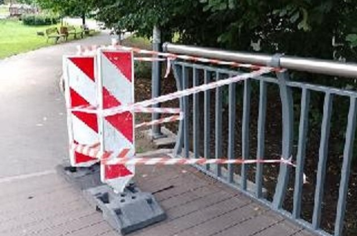 Mostek nad rzeką Kłodawką uszkodzony. Władze miasta reagują