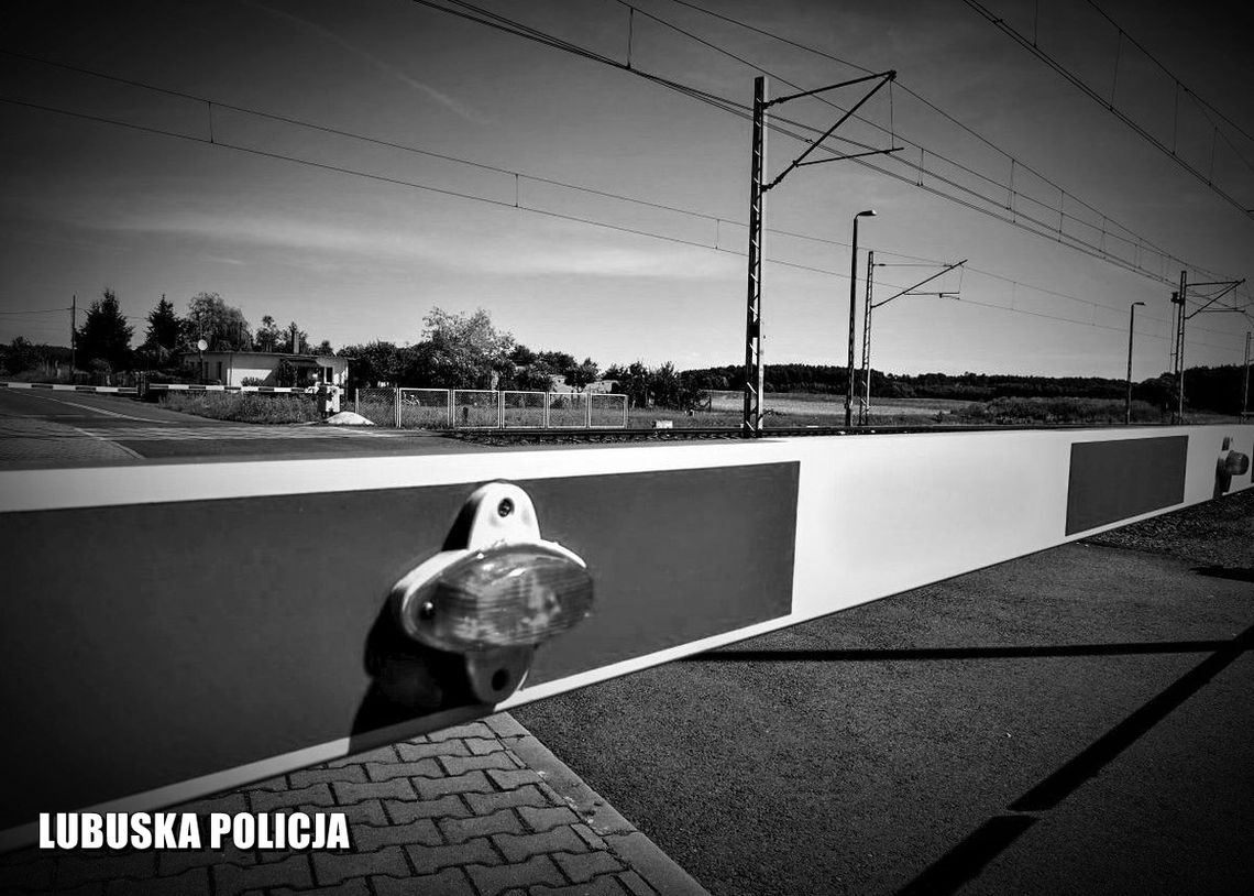 Motocykliści zignorowali czerwone światło na przejeździe kolejowym