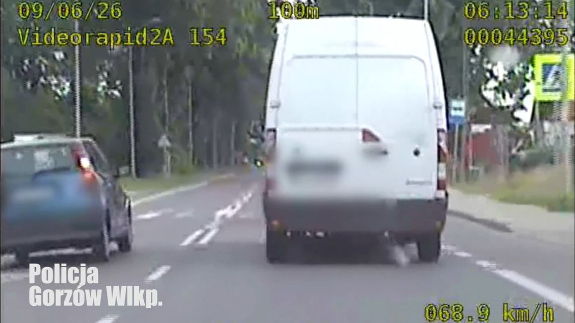 Nie zauważył, że obok jedzie radiowóz. Chwilę później został zatrzymany