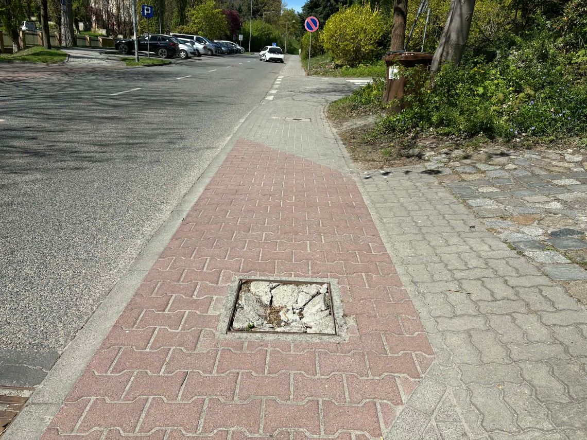 Niebezpieczna pułapka na chodniku. Mieszkańcy pytają, kto za to odpowiada