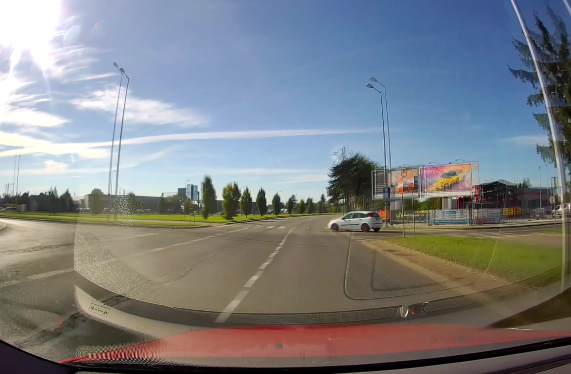 Niebezpieczna sytuacja na drodze. Kierowca musiał gwałtownie hamować