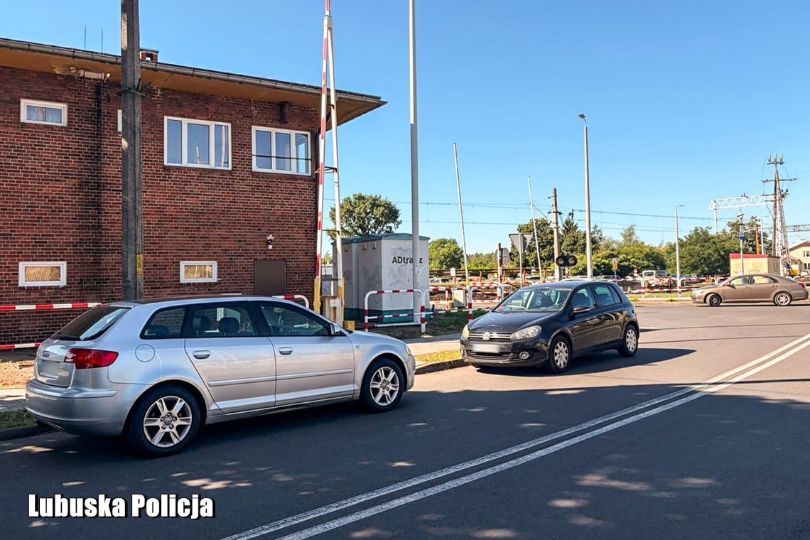 Niebezpieczna sytuacja przy przejeździe kolejowym. Policja musiała interweniować Niebezpieczna sytuacja przy przejeździe kolejowym. Policja musiała interweniować