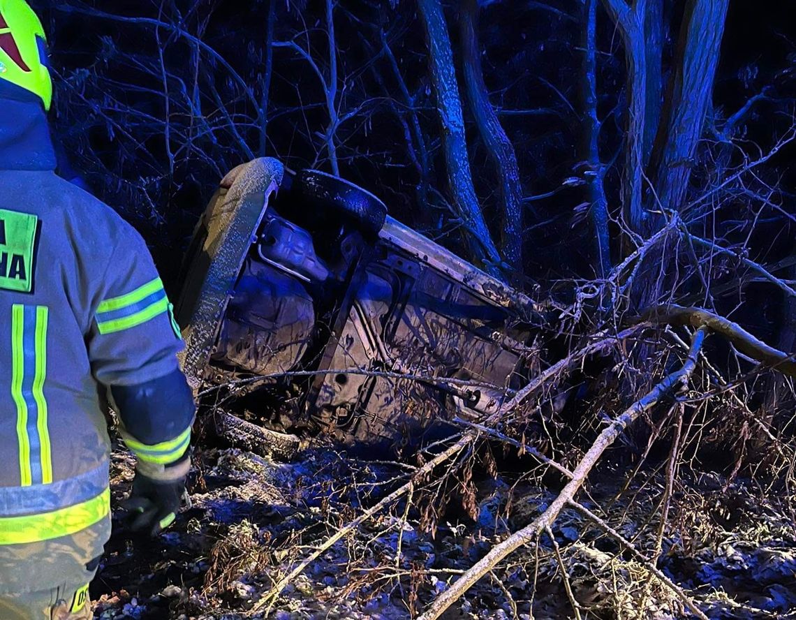 Niebezpieczne zdarzenie. Samochód wpadł w poślizg