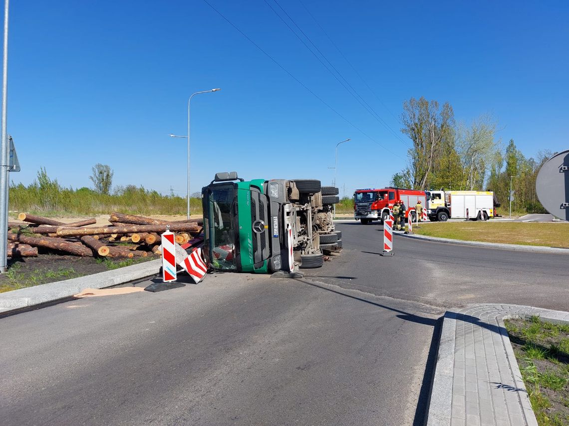 Niebezpieczne zdarzenie. Wypadek ciężarówki wiozącej drewno