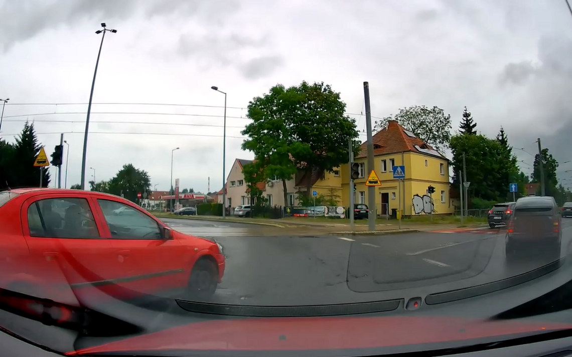 Niebezpieczny manewr na rondzie w Gorzowie. Wszystko nagrała kamera