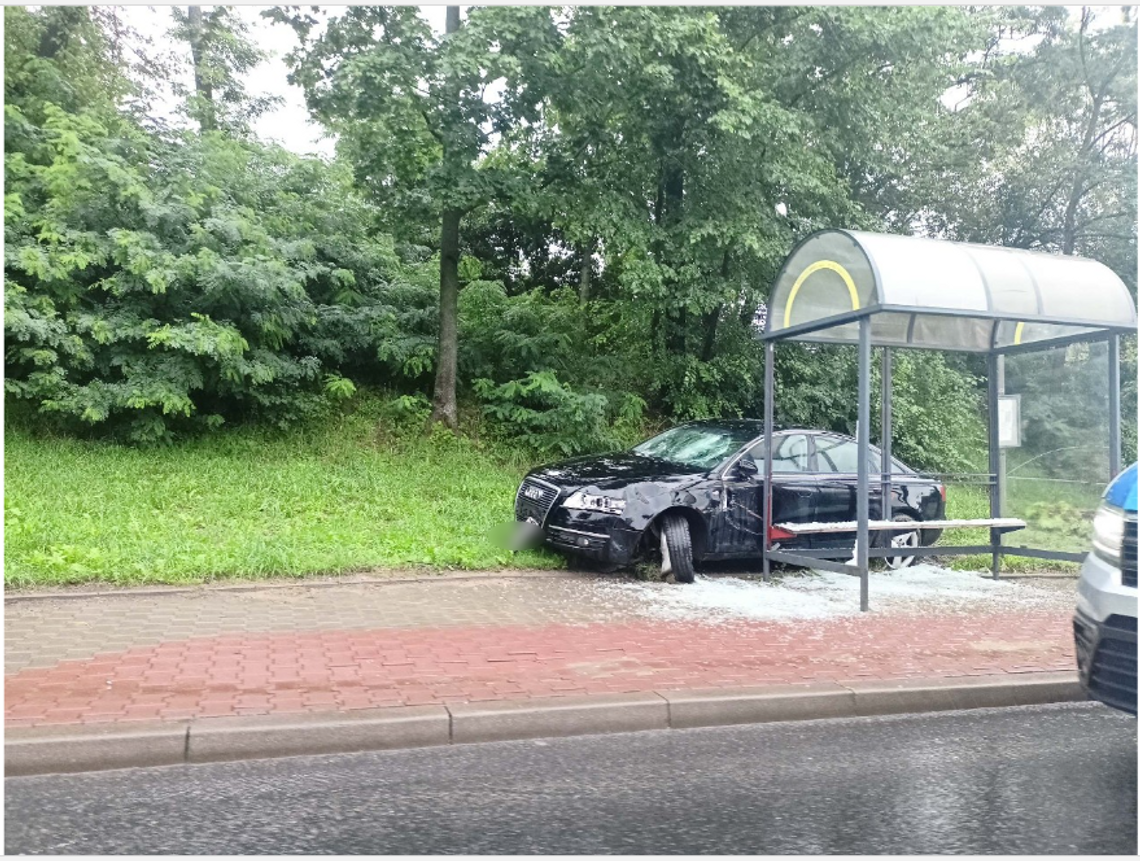 Niebezpieczny wypadek. Samochód osobowy wjechał w przystanek