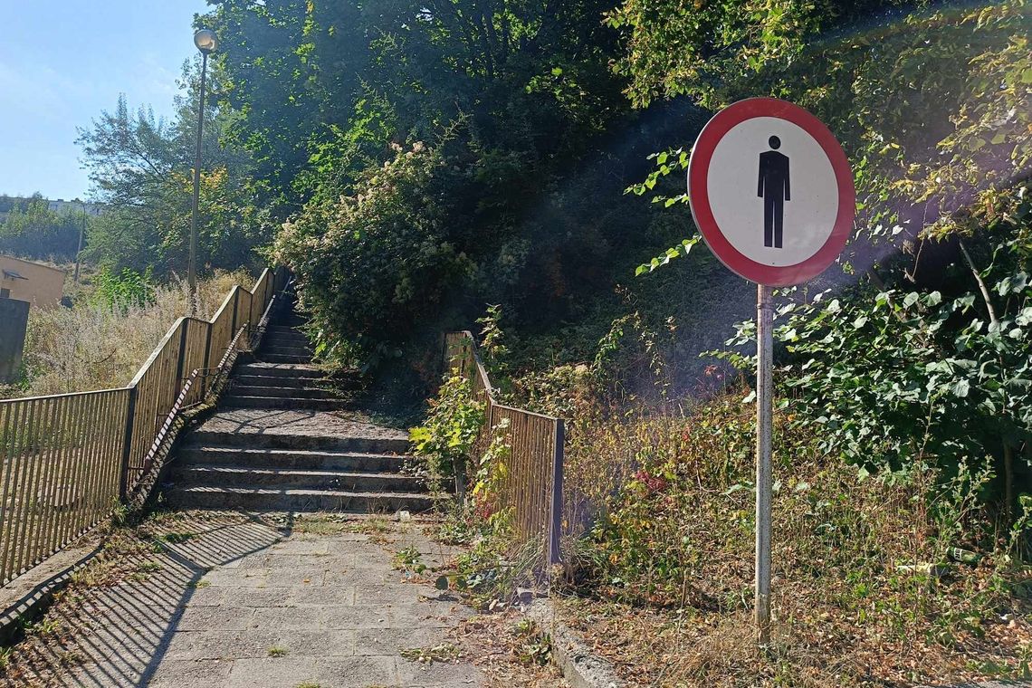 Niszczejące schody na osiedlu Dolinki