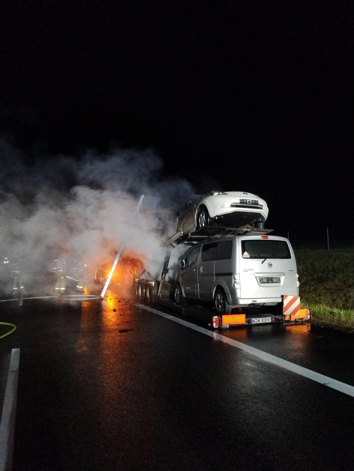 Nocny pożar na trasie S3 w Lubuskiem. Do akcji ruszyło kilka zastępów straży pożarnej Nocny pożar na trasie S3 w Lubuskiem. Do akcji ruszyło kilka zastępów straży pożarnej