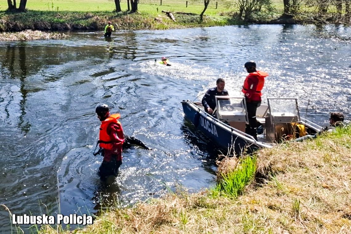 Od tygodni nie ma po nim śladu. Policja sprawdza nawet dno rzeki