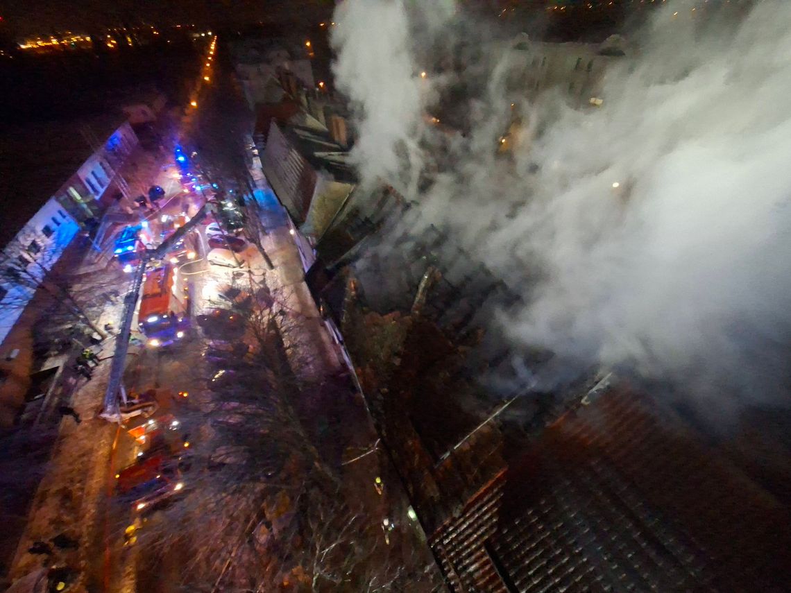 Ogień pojawił się w jednej z kamienic. Służby działały nad ranem Ogień pojawił się w jednej z kamienic. Służby działały nad ranem